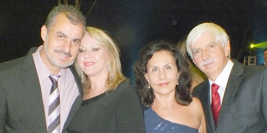 Em noitada impecável, Patrícia flagrou: Meire Cintra, da M. Cintra, e José Vitor de Lima, mais os empresários Nair e José Carlos Andrade, de Calçados Andracás